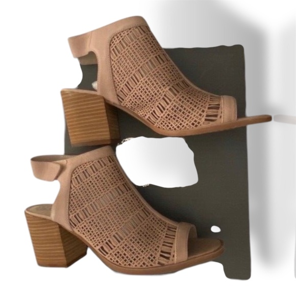 Vince Camuto Keannie Beige Laser Cutout Leather adjustable Block Heel Sandals - Picture 2 of 8